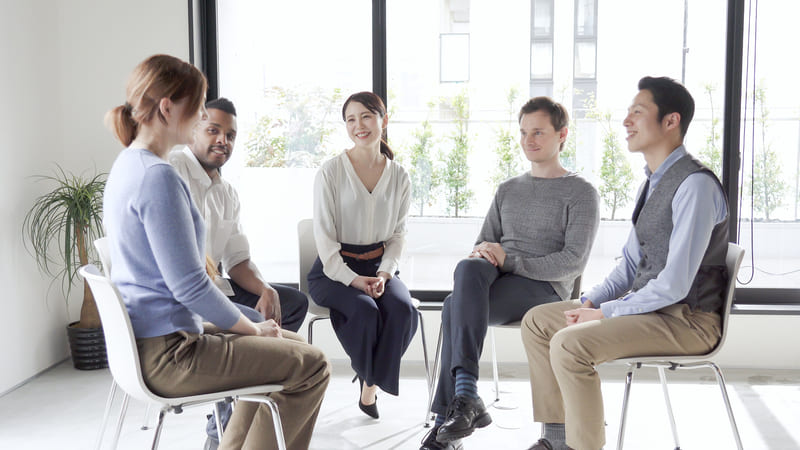 グループインタビューのメリット・デメリットとは？調査の流れやコツを解説